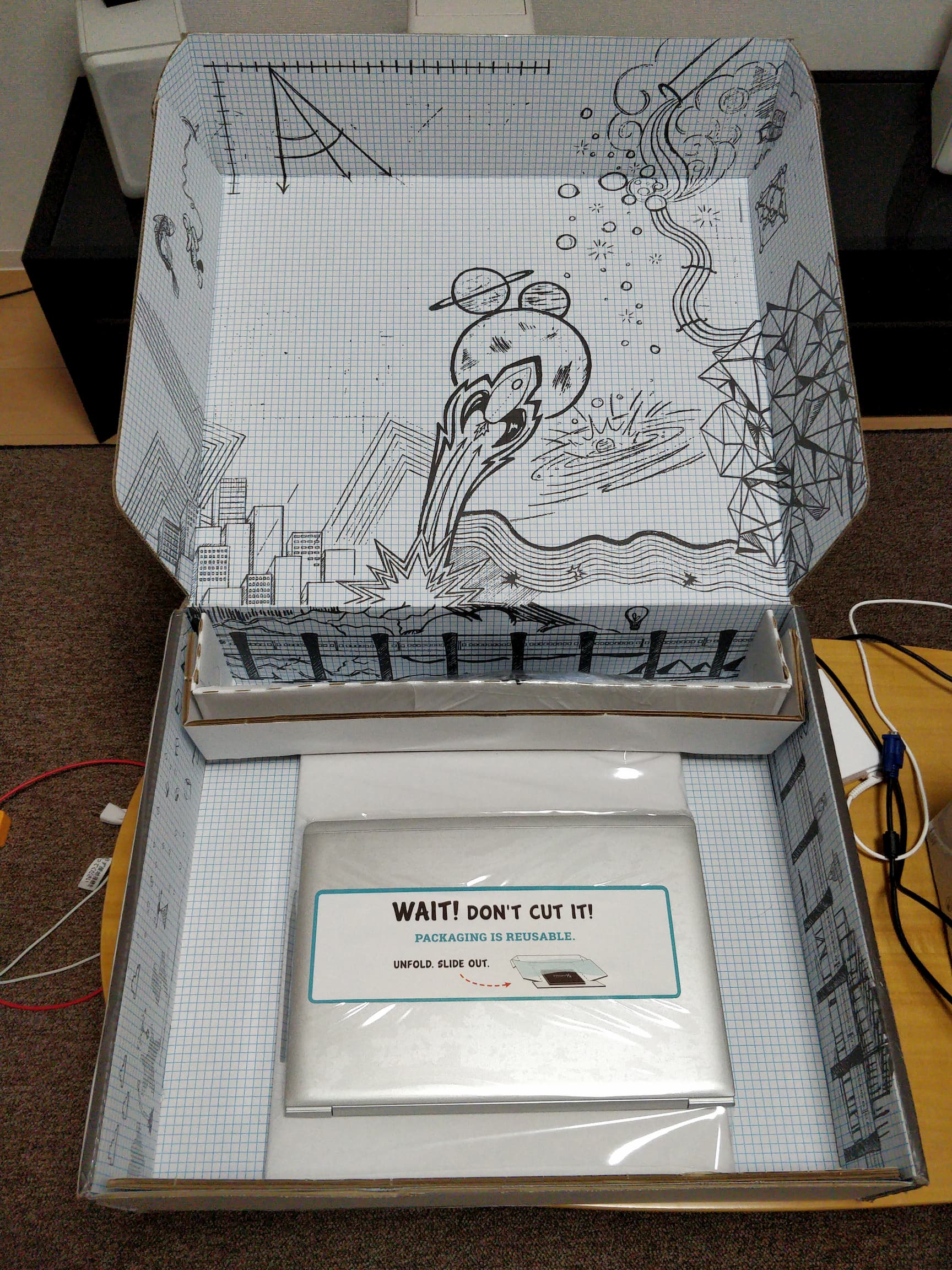 届いたパソコンのボックスのデザイン